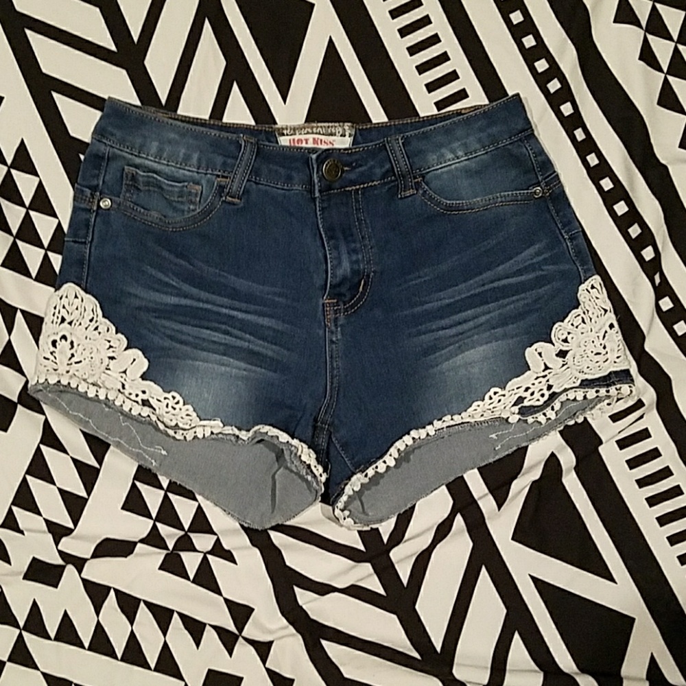 Hot Kiss Jean shorts with embroderie size 9